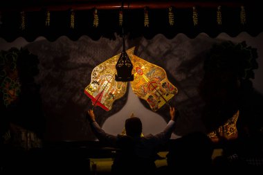 Wayang kulit ya da Endonezya, Java 'dan gölge kuklalar. Dalang ya da kuklacı kuklaları. Wayang deriden yapılmış.