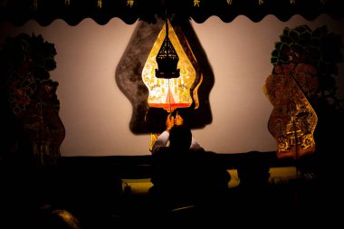 Wayang kulit ya da Endonezya, Java 'dan gölge kuklalar. Dalang ya da kuklacı kuklaları. Wayang deriden yapılmış.