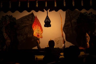 Wayang kulit ya da Endonezya, Java 'dan gölge kuklalar. Dalang ya da kuklacı kuklaları. Wayang deriden yapılmış.
