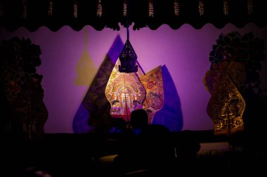 Wayang kulit ya da Endonezya, Java 'dan gölge kuklalar. Dalang ya da kuklacı kuklaları. Wayang deriden yapılmış.
