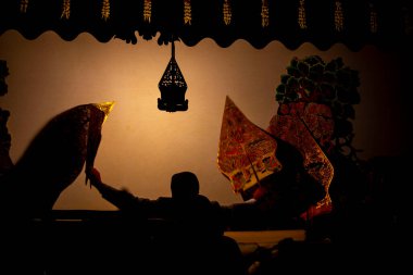 Wayang kulit ya da Endonezya, Java 'dan gölge kuklalar. Dalang ya da kuklacı kuklaları. Wayang deriden yapılmış.