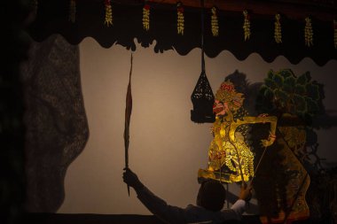 Wayang kulit ya da Endonezya, Java 'dan gölge kuklalar. Dalang ya da kuklacı kuklaları. Wayang deriden yapılmış.