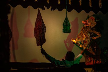 Wayang kulit ya da Endonezya, Java 'dan gölge kuklalar. Dalang ya da kuklacı kuklaları. Wayang deriden yapılmış.