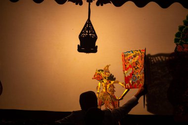 Wayang kulit ya da Endonezya, Java 'dan gölge kuklalar. Dalang ya da kuklacı kuklaları. Wayang deriden yapılmış.