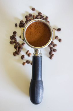 Sate kambing ya da sate klatak ya da kuzu satay ya da keçi eti satay dilimlenmiş lahana, kırmızı soğan, kırmızı biber, soya soslu domates ile servis edilir. izole edilmiş beyaz arkaplan Endonezyası