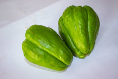 Labu siam (jipang) ya da chayote beyaz arka planda izole edilmiştir. Organik sebze konsepti