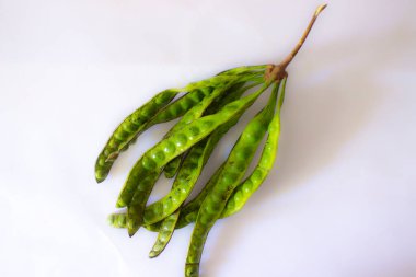 Petai, bükülmüş fasulye, Kokuşmuş fasulye, Bitter Bean, Parkia Specosa tohumları, beyaz arka planda izole edilmiş.