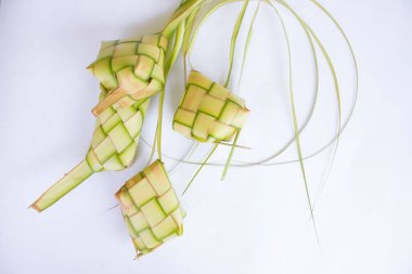 Toprak kaplamalı ketupat beyaz arka planda izole edilmiş. Ketupat (Rice Dumpling), Endonezya 'daki idhul fitri (Kurban Bayramı) zamanında Hindistan cevizi yapraklarına sarılmış pirinç (janur) ile servis edilen yemektir.)