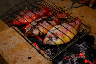 Kızarmış balık Nile Tilapia mangalda kızartılmış balık Nile Tilapia kömür ızgarasında