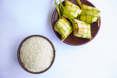 Toprak kaplamalı ketupat beyaz arka planda izole edilmiş. Ketupat (Rice Dumpling), Endonezya 'daki idhul fitri (Kurban Bayramı) zamanında Hindistan cevizi yapraklarına sarılmış pirinç (janur) ile servis edilen yemektir.)
