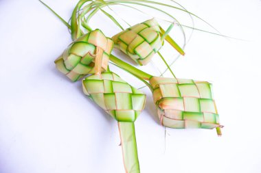 Toprak kaplamalı ketupat beyaz arka planda izole edilmiş. Ketupat (Rice Dumpling), Endonezya 'daki idhul fitri (Kurban Bayramı) zamanında Hindistan cevizi yapraklarına sarılmış pirinç (janur) ile servis edilen yemektir.)