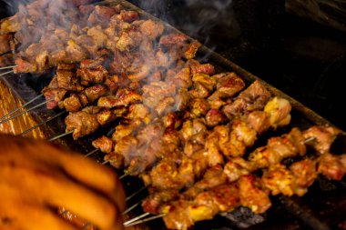 Sate klatak ya da sate kambing ya da satay keçi, kuzu, kuzu ya da keçi eti satay insanlar tarafından ızgarada kızartılmış kömür içerikli, Endonezya pişirme satay. seçici odak ile