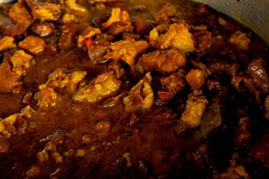 Geleneksel çiğ et, sarı köri ya da tavada Tongseng. Tongseng, merkezi Java Endonezya 'dan geleneksel köri yemeğidir.