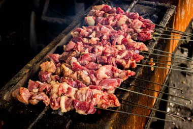 Sate klatak ya da sate kambing ya da satay keçi, kuzu, kuzu ya da keçi eti satay insanlar tarafından ızgarada kızartılmış kömür içerikli, Endonezya pişirme satay. seçici odak ile
