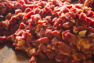 Geleneksel çiğ et, sarı köri ya da tavada Tongseng. Tongseng, merkezi Java Endonezya 'dan geleneksel köri yemeğidir.