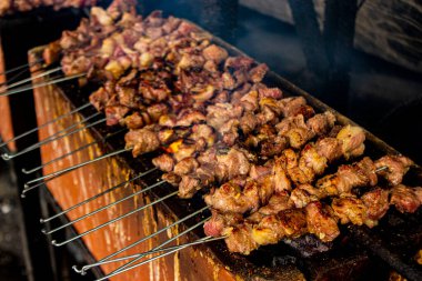 Sate klatak ya da sate kambing ya da satay keçi, kuzu, kuzu ya da keçi eti satay insanlar tarafından ızgarada kızartılmış kömür içerikli, Endonezya pişirme satay. seçici odak ile