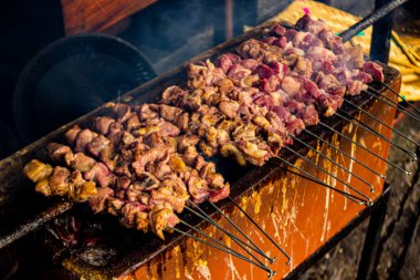 Sate klatak ya da sate kambing ya da satay keçi, kuzu, kuzu ya da keçi eti satay insanlar tarafından ızgarada kızartılmış kömür içerikli, Endonezya pişirme satay. seçici odak ile