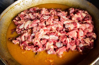 Geleneksel çiğ et, sarı köri ya da tavada Tongseng. Tongseng, merkezi Java Endonezya 'dan geleneksel köri yemeğidir.