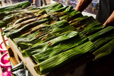 Ottak - otak, muz yapraklarına sarılmış, fırında pişirilmiş ve baharatlı ve ekşi sosla servis edilen kıymalı uskumru balığından yapılan bir yemektir. Ottak-otak Endonezya 'dan geleneksel balık köftesi.