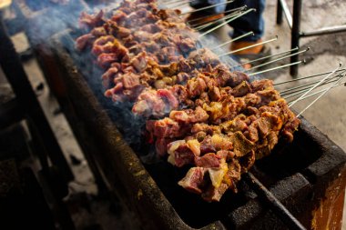 Sate klatak ya da sate kambing ya da satay keçi, kuzu, kuzu ya da keçi eti satay insanlar tarafından ızgarada kızartılmış kömür içerikli, Endonezya pişirme satay. seçici odak ile