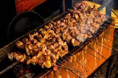 Sate klatak ya da sate kambing ya da satay keçi, kuzu, kuzu ya da keçi eti satay insanlar tarafından ızgarada kızartılmış kömür içerikli, Endonezya pişirme satay. seçici odak ile