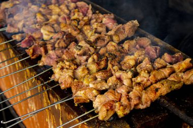 Sate klatak ya da sate kambing ya da satay keçi, kuzu, kuzu ya da keçi eti satay insanlar tarafından ızgarada kızartılmış kömür içerikli, Endonezya pişirme satay. seçici odak ile