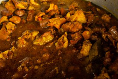 Geleneksel çiğ et, sarı köri ya da tavada Tongseng. Tongseng, merkezi Java Endonezya 'dan geleneksel köri yemeğidir.