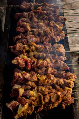 Sate klatak ya da sate kambing ya da satay keçi, kuzu, kuzu ya da keçi eti satay insanlar tarafından ızgarada kızartılmış kömür içerikli, Endonezya pişirme satay. seçici odak ile
