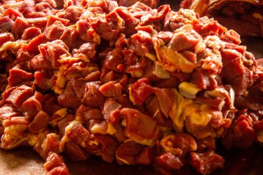 Geleneksel çiğ et, sarı köri ya da tavada Tongseng. Tongseng, merkezi Java Endonezya 'dan geleneksel köri yemeğidir.