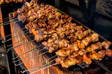 Sate klatak ya da sate kambing ya da satay keçi, kuzu, kuzu ya da keçi eti satay insanlar tarafından ızgarada kızartılmış kömür içerikli, Endonezya pişirme satay. seçici odak ile