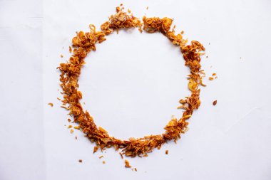 Bawang Goreng veya Endonezya usulü kızarmış soğan kızartması veya beyaz arka planda izole edilmiş yuvarlak şekilli arpacık soğanı..