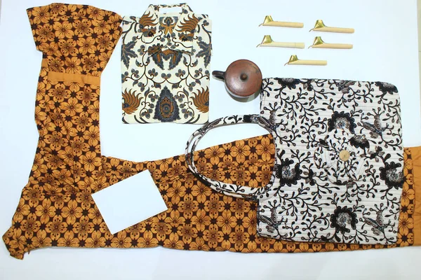 düz batik pıhtıları beyaz arkaplanda izole edilmiş küçük tava ve balmumu toprak kap