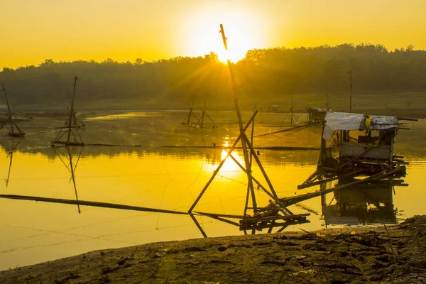 Gölde keramba ikan (balık çiftçiliği). keramba ikan geleneksel balık kafesleri, Endonezya 'da geleneksel su kültürü çiftliği.