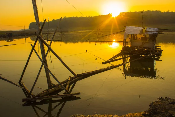 Gölde keramba ikan (balık çiftçiliği). keramba ikan geleneksel balık kafesleri, Endonezya 'da geleneksel su kültürü çiftliği.