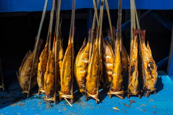 Izgara balık, ızgara balık Nil Tilapia ızgarada sıcak kömür.