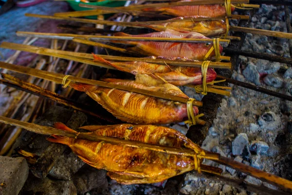 Izgara balık, ızgara balık Nil Tilapia ızgarada sıcak kömür.