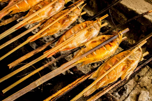 Izgara balık, ızgara balık Nil Tilapia ızgarada sıcak kömür.