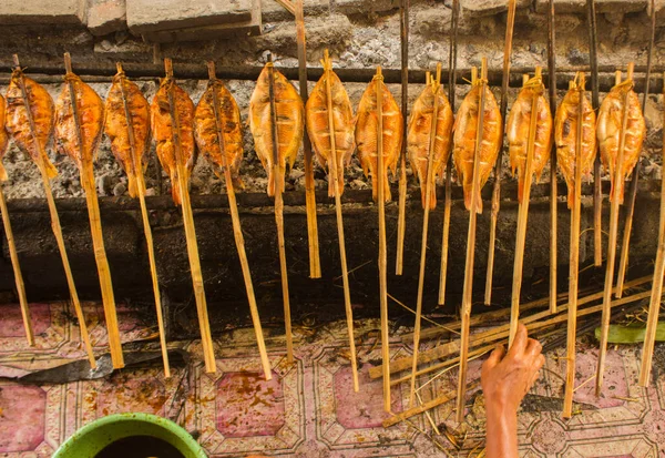 Izgara balık, ızgara balık Nil Tilapia ızgarada sıcak kömür.