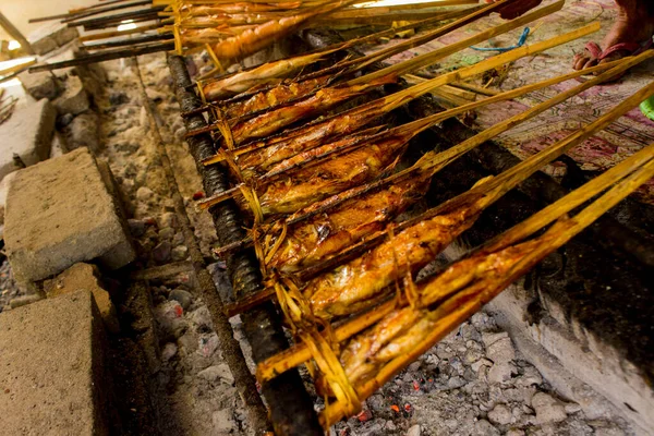 Sate kambing ya da sate klatak ya da kuzu satay ya da keçi eti satay dilimlenmiş lahana, kırmızı soğan, kırmızı biber, soya soslu domates ile servis edilir. izole edilmiş beyaz arkaplan 
