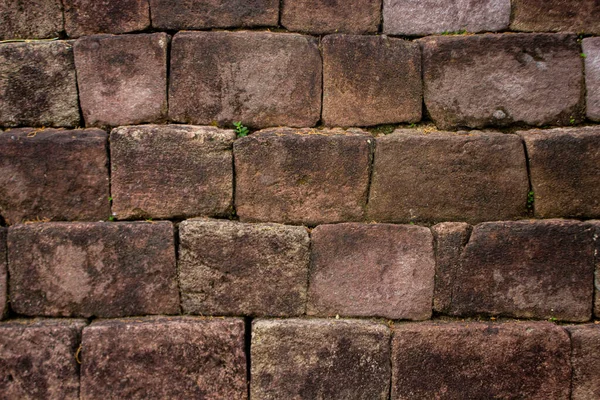 Sate kambing ya da sate klatak ya da kuzu satay ya da keçi eti satay dilimlenmiş lahana, kırmızı soğan, kırmızı biber, soya soslu domates ile servis edilir. izole edilmiş beyaz arkaplan 