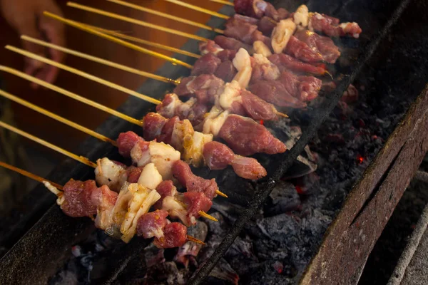 Sate kambing ya da satay keçi, kuzu, kuzu ya da keçi eti satay. İnsanlar tarafından ızgarada kızartılmış kömür içerikli. Yogyakarta, Java ve Endonezya 'dan geleneksel satay.