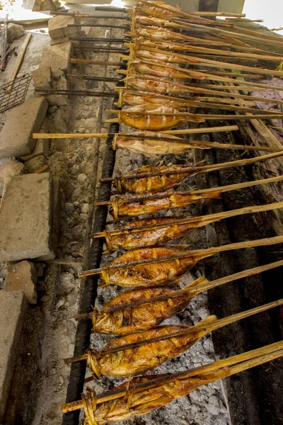 Izgara balık, ızgara balık Nil Tilapia ızgarada sıcak kömür.