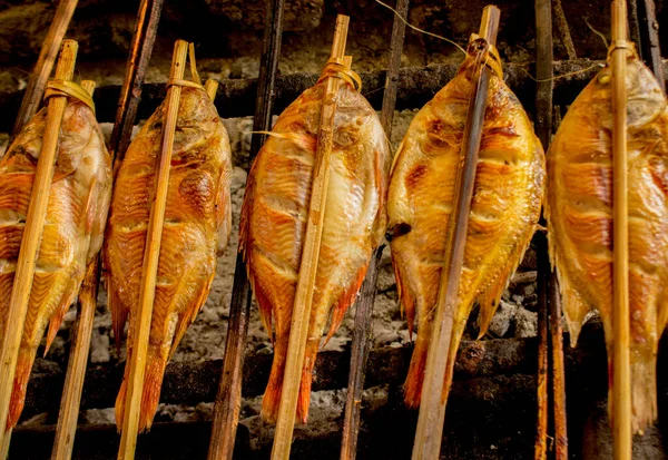 Izgara balık, ızgara balık Nil Tilapia ızgarada sıcak kömür.