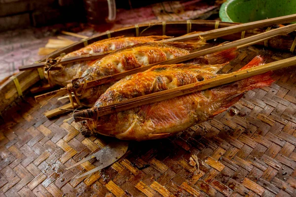 Izgara balık, ızgara balık Nil Tilapia ızgarada sıcak kömür.