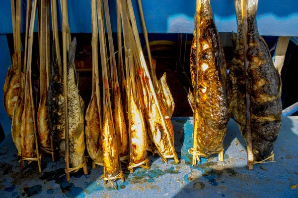 Izgara balık, ızgara balık Nil Tilapia ızgarada sıcak kömür.