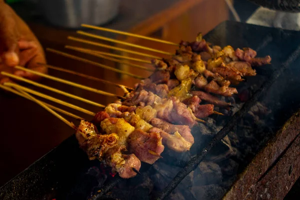 Sate kambing ya da satay keçi, kuzu, kuzu ya da keçi eti satay. İnsanlar tarafından ızgarada kızartılmış kömür içerikli. Yogyakarta, Java ve Endonezya 'dan geleneksel satay.