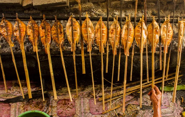 Izgara balık, ızgara balık Nil Tilapia ızgarada sıcak kömür.