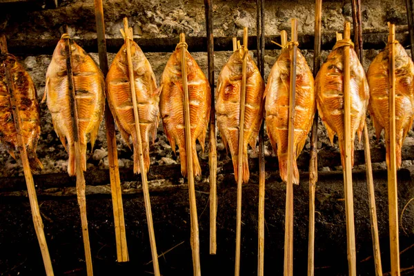 Izgara balık, ızgara balık Nil Tilapia ızgarada sıcak kömür.