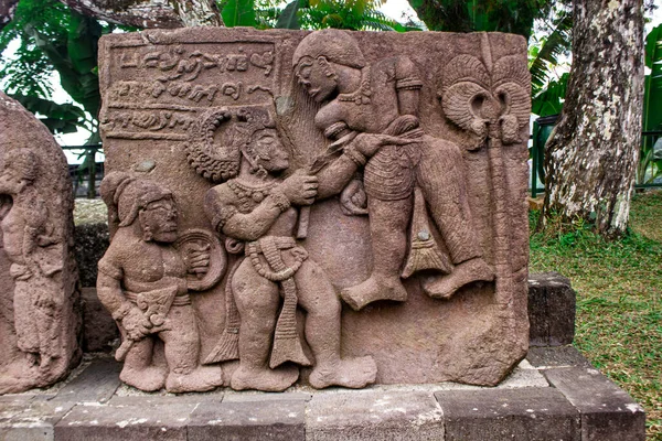 인도네시아 중심부에 에로틱 Candi Sukuh Hindu Temple 힌두교 사원이다 — 스톡 사진