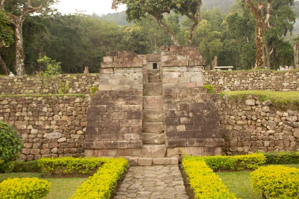 Sukuh Tapınağı ya da Candi Sukuh, Sukuh Tapınağı 'nda rahatlatıcı. Endonezya' nın orta kesimindeki antik erotik Candi Sukuh-Hindu Tapınağı. Tapınak Java Hindu tapınağıdır ve Lawu Dağı 'nın yerindedir.